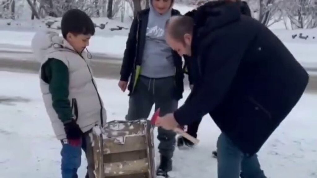 erzurumda kizagi bozulan cocuga polis yardim etti f9OGXCig