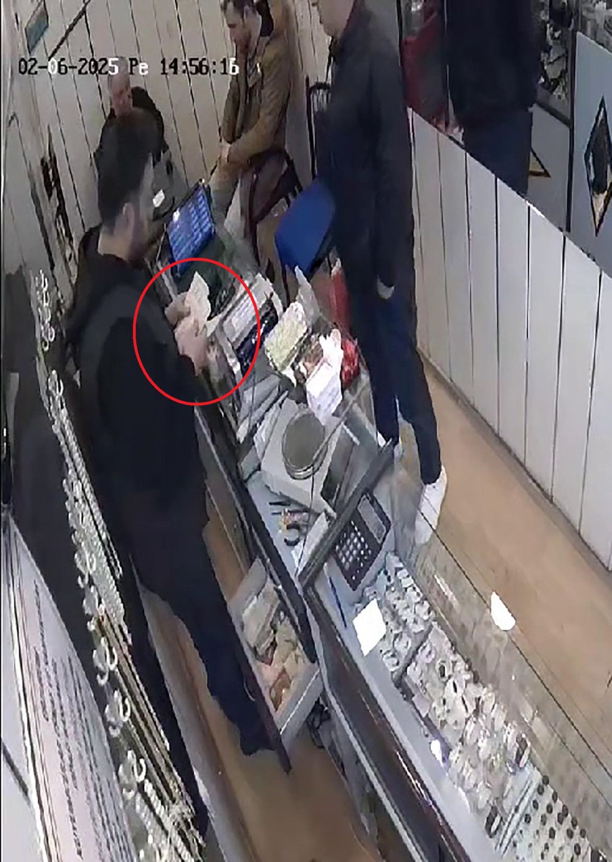 erzurumda kuyumcuyu sahte altinla dolandiran sahis yakalandi 0 1IJvhqMX