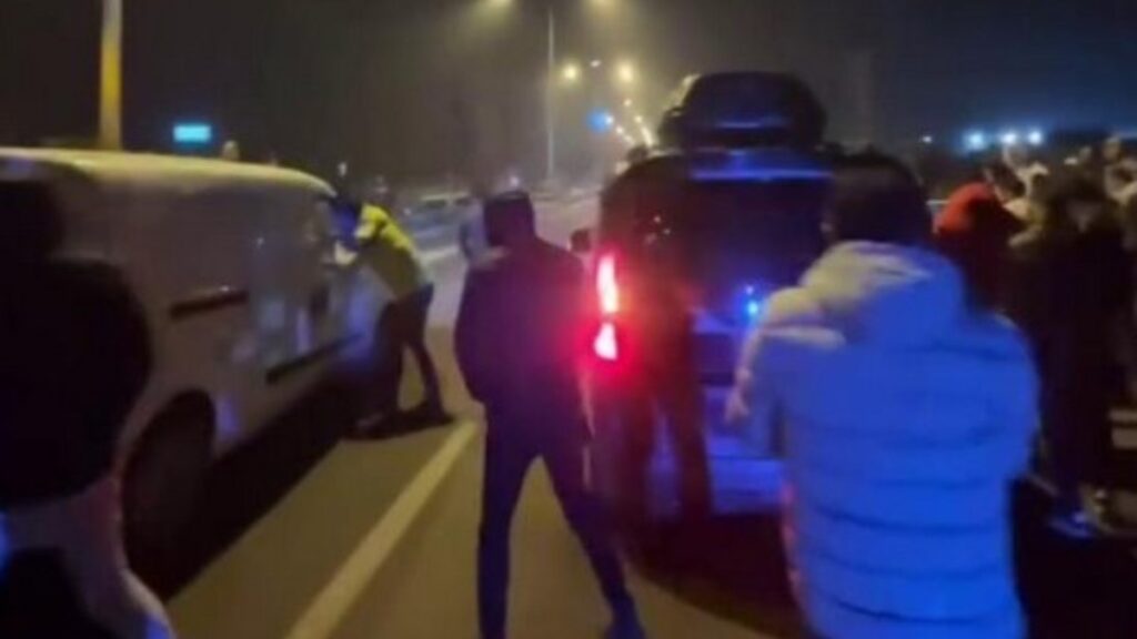 erzurumda trafikte yarisan 2 surucuye 41 bin lira ceza 7xZ5tWmj