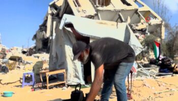 filistinliler enkaza donen evlerinin yanina cadir kuruyor q5BBcK9A