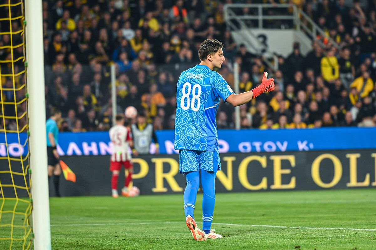 galatasarayin kaleci adaylari konstantinos tzolakis ve berke ozer 0