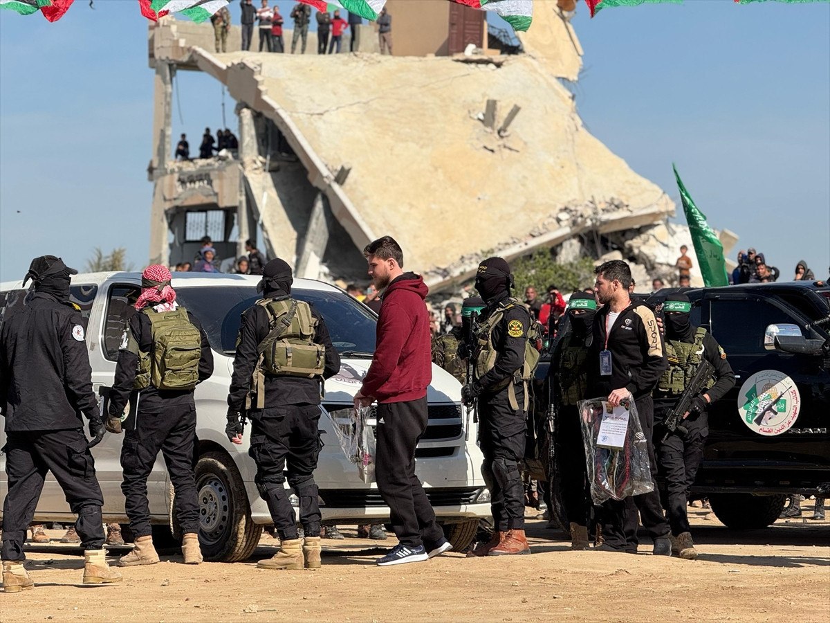 Gazze'de esir takasının altıncı turu: Hamas esirleri Kızılhaç'a teslim etti 2 gazzede esir takasinin altinci turu hamas esirleri kizilhaca teslim etti 1 Z4tYEiK9