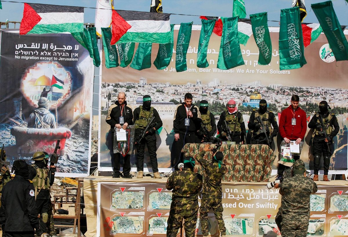 Gazze'de esir takasının altıncı turu: Hamas esirleri Kızılhaç'a teslim etti 8 gazzede esir takasinin altinci turu hamas esirleri kizilhaca teslim etti 7 6MWMlqGF