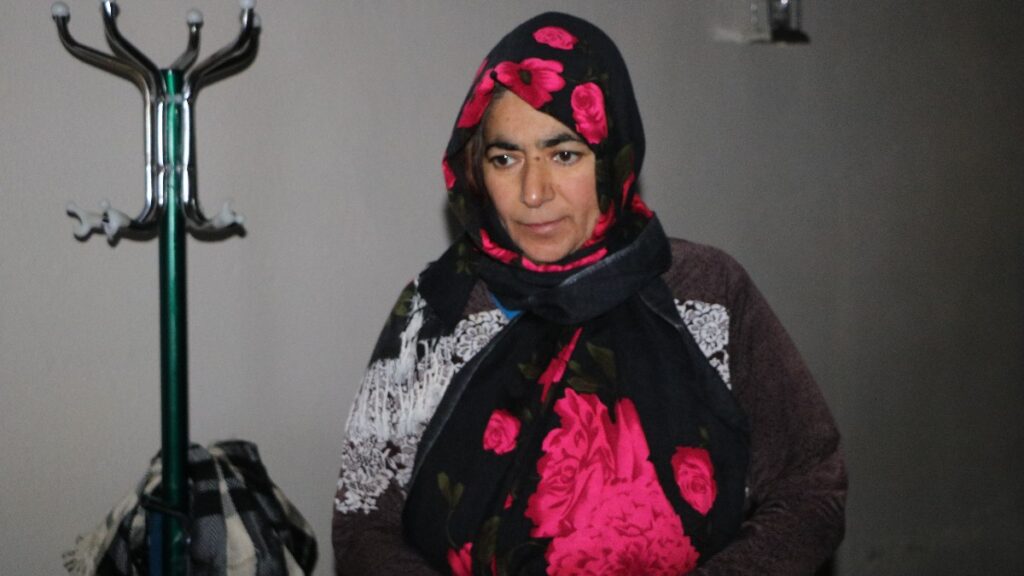 hakkaride mezrada tek basina yasiyor fHXRNSm3