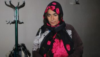 hakkaride mezrada tek basina yasiyor fHXRNSm3