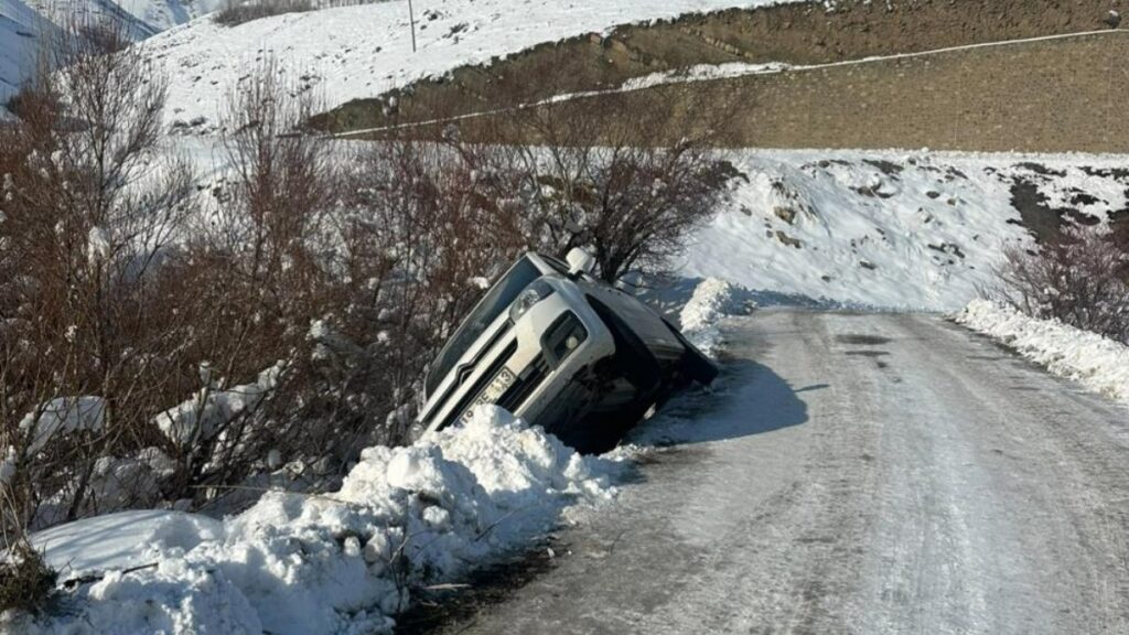 hakkaride viraji alamayan arac kopru kenarinda asili kaldi 883TQS5u