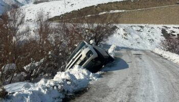 hakkaride viraji alamayan arac kopru kenarinda asili kaldi 883TQS5u