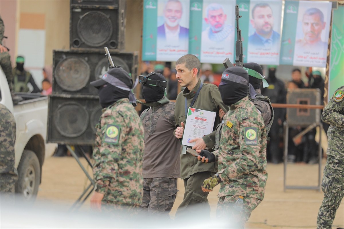 hamas israilli 3 esiri serbest birakti 3 vsBhE1Oq