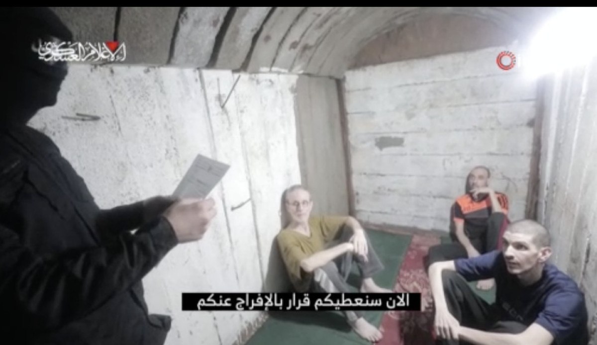 hamas serbest birakilan israilli esirlerin tuneldeki goruntulerini paylasti 0 5BiXV8sJ