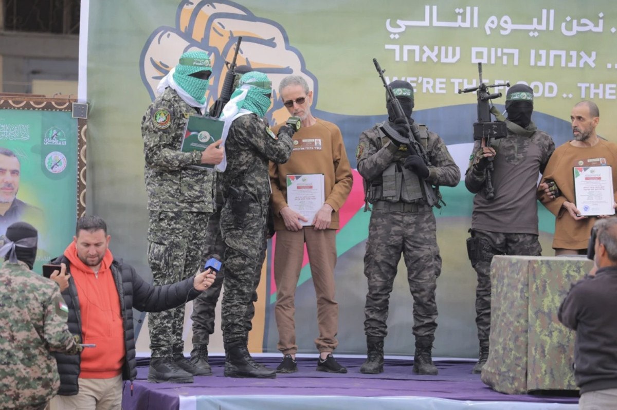 hamas serbest birakilan israilli esirlerin tuneldeki goruntulerini paylasti 6 CBN4YGgr