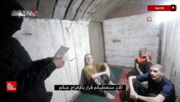 hamas serbest birakilan israilli esirlerin tuneldeki goruntulerini paylasti VkyVBSNt