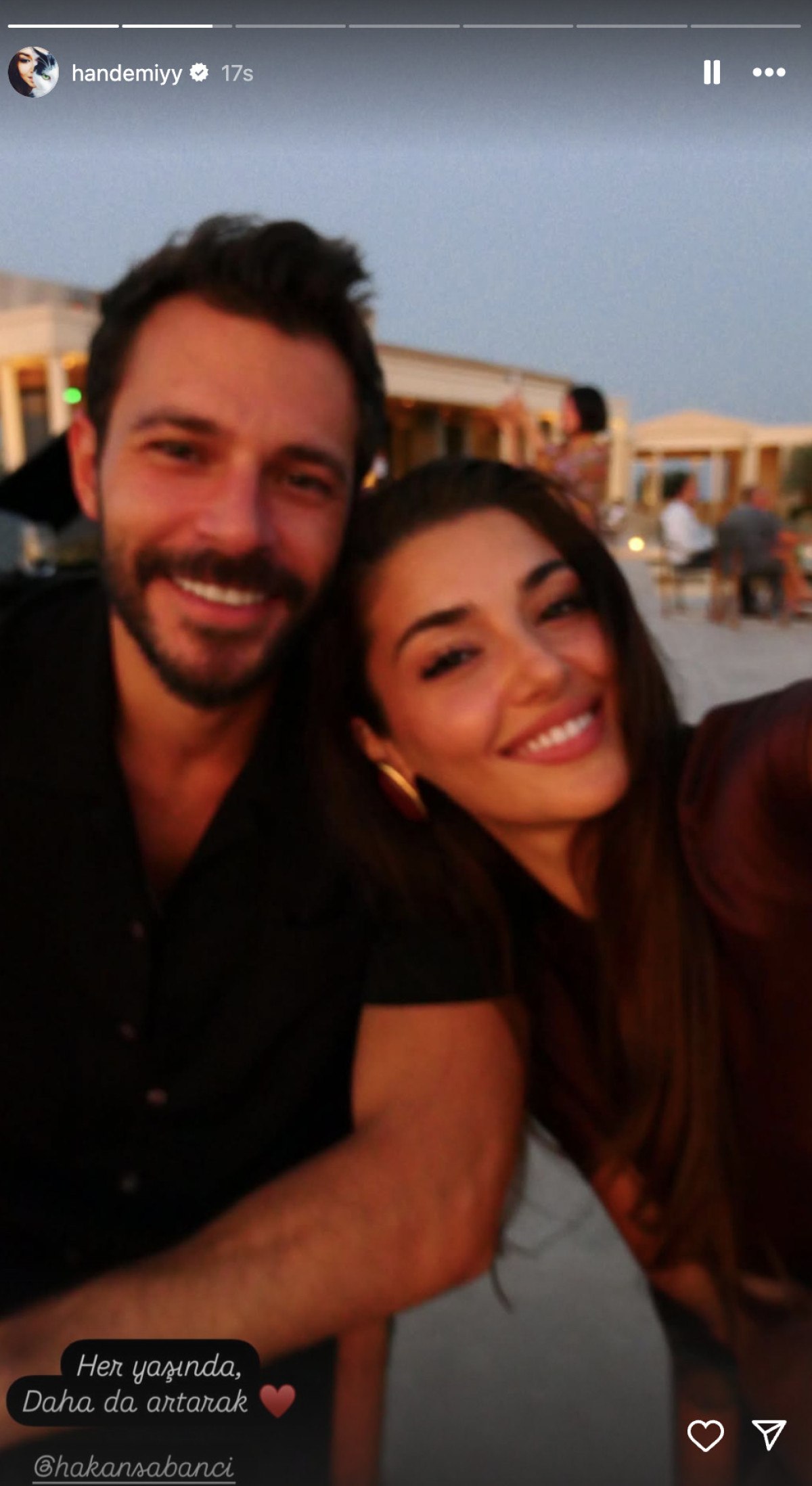 Hande Erçel'den Hakan Sabamcı'ya çifte kutlama 2 hande ercelden hakan sabamciya cifte kutlama 1 jOeH6eC5