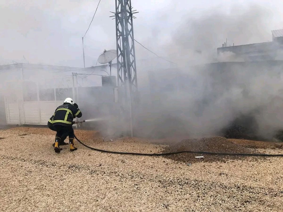 hatayda depremzede ailenin kaldigi konteynerde yangin 1 UUYzb87l