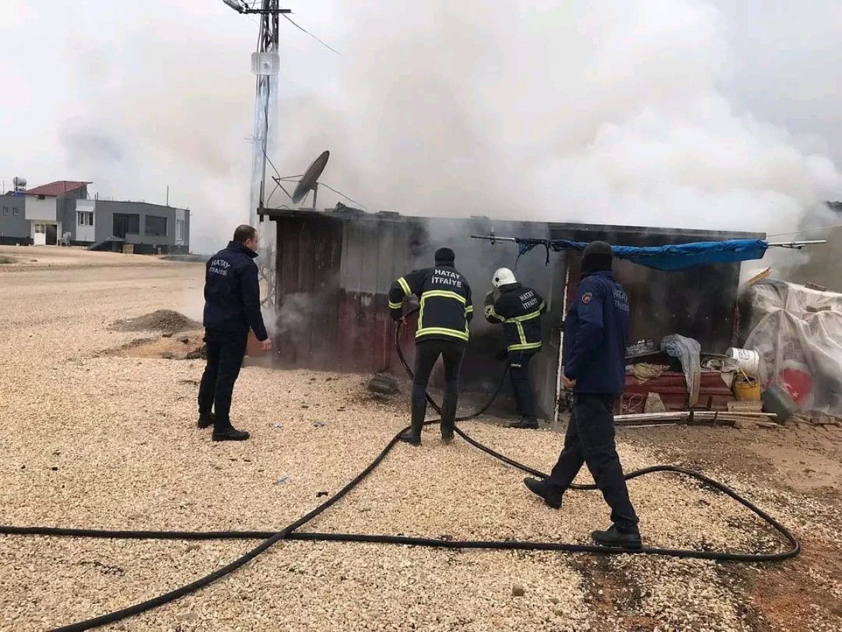 hatayda depremzede ailenin kaldigi konteynerde yangin 2 pmvcQTTQ