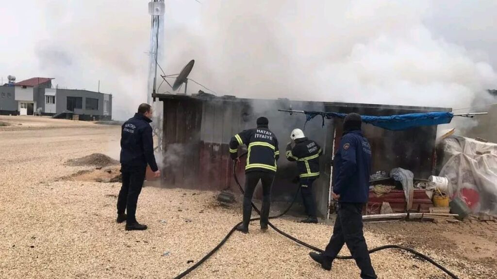 hatayda depremzede ailenin kaldigi konteynerde yangin FYU5GYuk