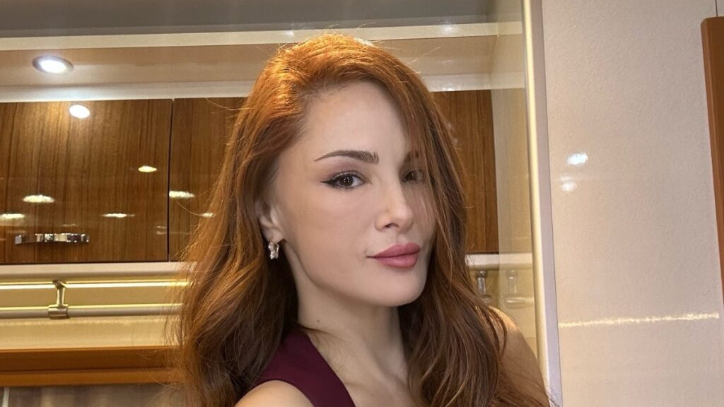 her paylasimi olay oluyor oyuncu mine tugay ayna pozu verdi BJNWy33G