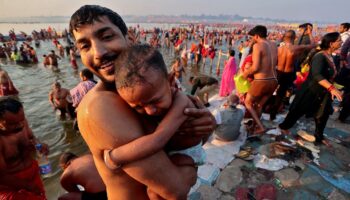 hindistanda maha kumbh mela festivali 500 milyonu askin kisi kutsal sularda arindi k1XWrZ6j