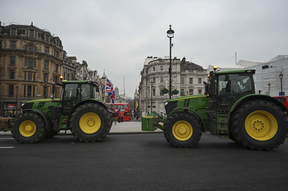 ingilterede ciftcilerin isyani traktorler londrayi ablukaya aldi 11 FVX1a2lm