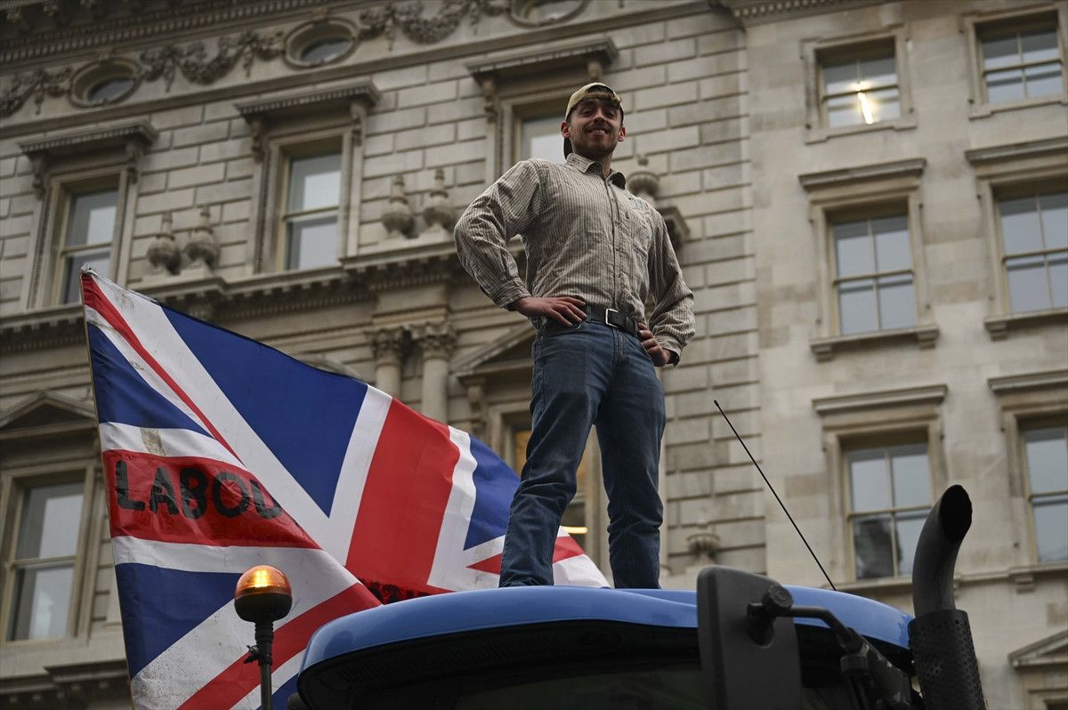 ingilterede ciftcilerin isyani traktorler londrayi ablukaya aldi 12 44Iqchdn