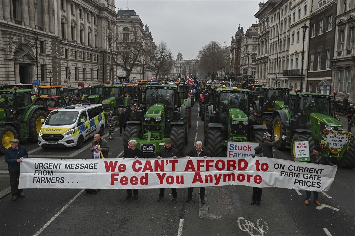 ingilterede ciftcilerin isyani traktorler londrayi ablukaya aldi 13 wYI58kQp
