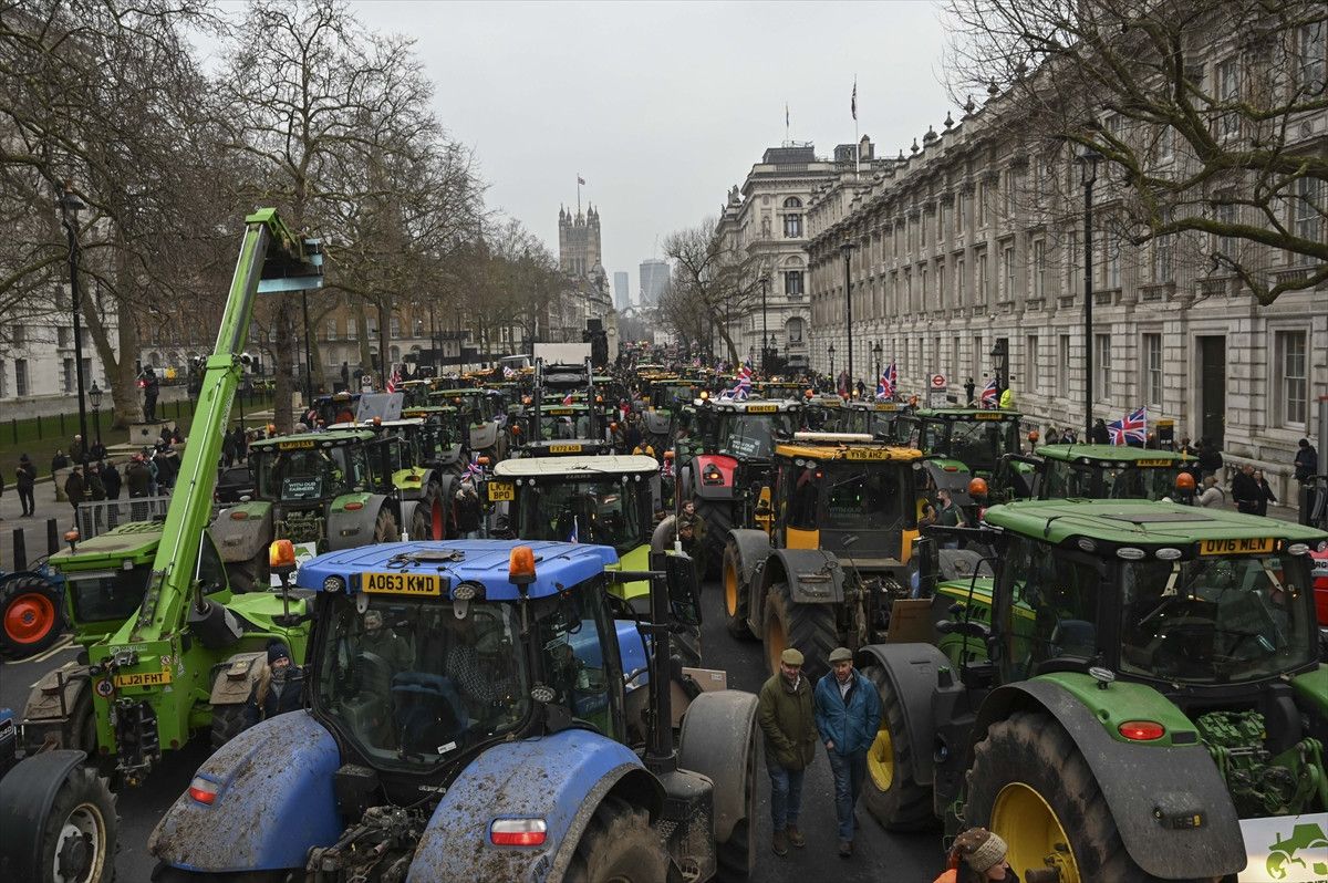 ingilterede ciftcilerin isyani traktorler londrayi ablukaya aldi 18 fPclv7T7