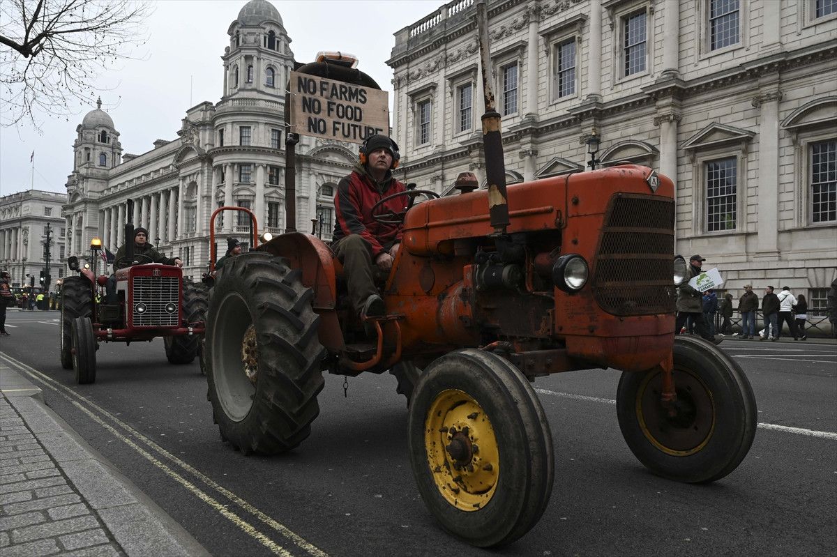 ingilterede ciftcilerin isyani traktorler londrayi ablukaya aldi 4 pWSkvrrz