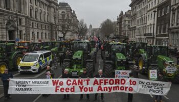 ingilterede ciftcilerin isyani traktorler londrayi ablukaya aldi BZ1bWHvv