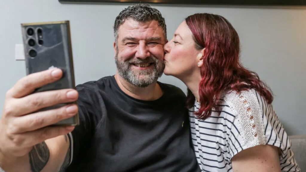 iskocyada rastgele bir numaraya mesaj atarak hayatinin askini buldu KBwmjhph