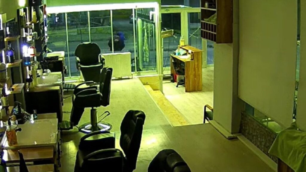 ispartada berber dukkaninin taslandigi anlar kameraya yansidi S9DWvF5O