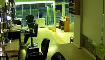 ispartada berber dukkaninin taslandigi anlar kameraya yansidi S9DWvF5O