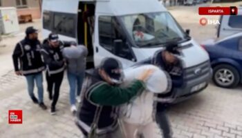 ispartada iki aracta yuzlerce ruhsatsiz silah ele gecirildi I6f48X2y