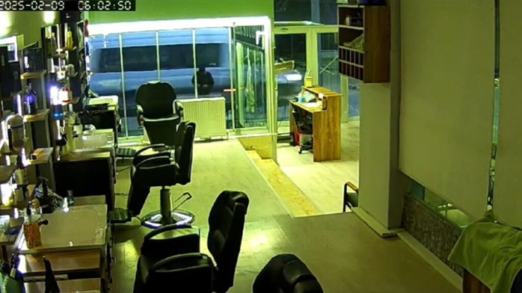 ispartada kuafor salonuna tasli saldiri uqNUibQi