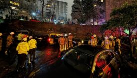 istanbul besiktasta istinat duvari otomobillerin uzerine yikildi FNE9WOTk