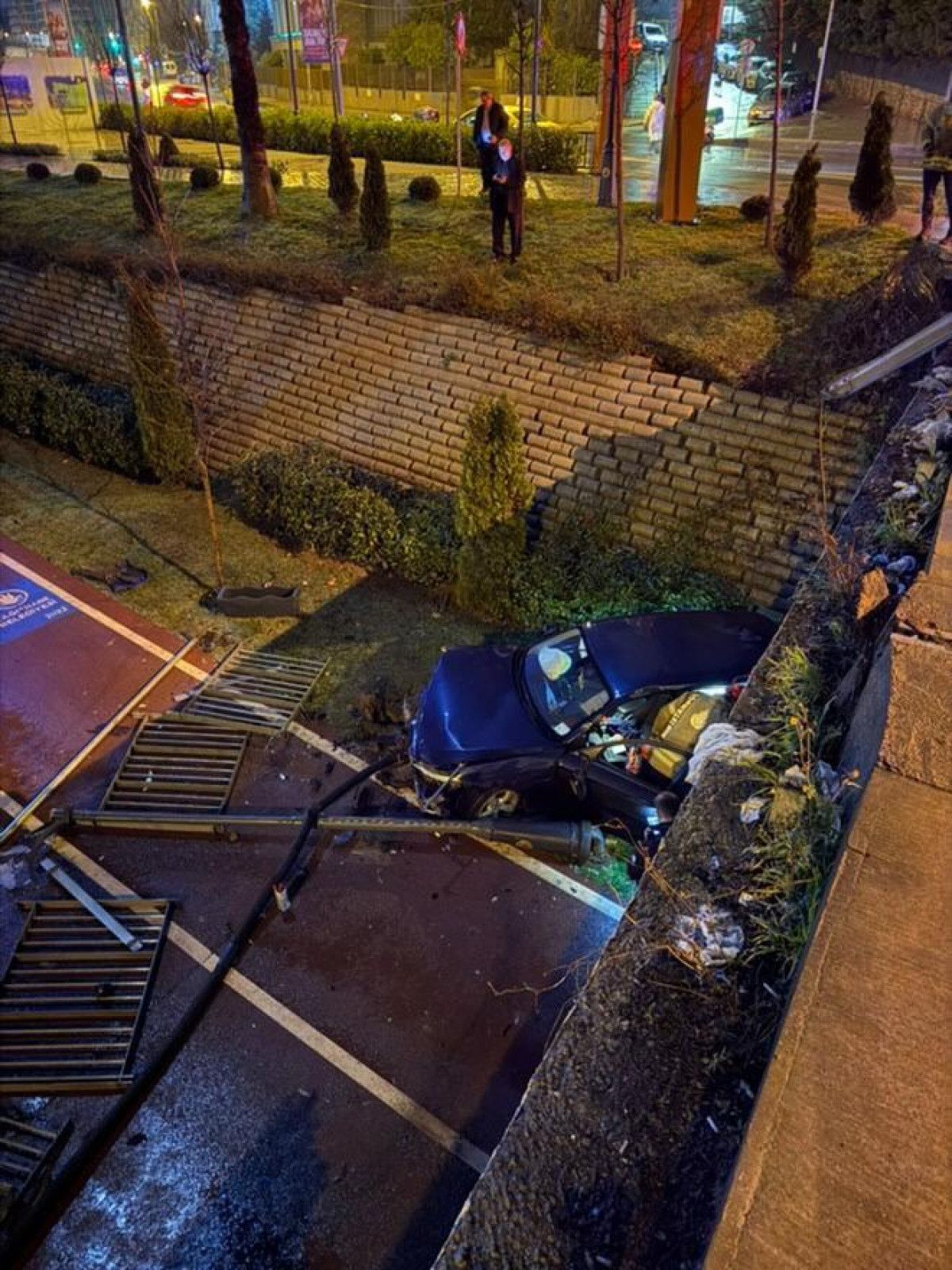 istanbul kagithanede alkollu surucunun kullandigi otomobil kopruden dustu 0 QTziPbFQ