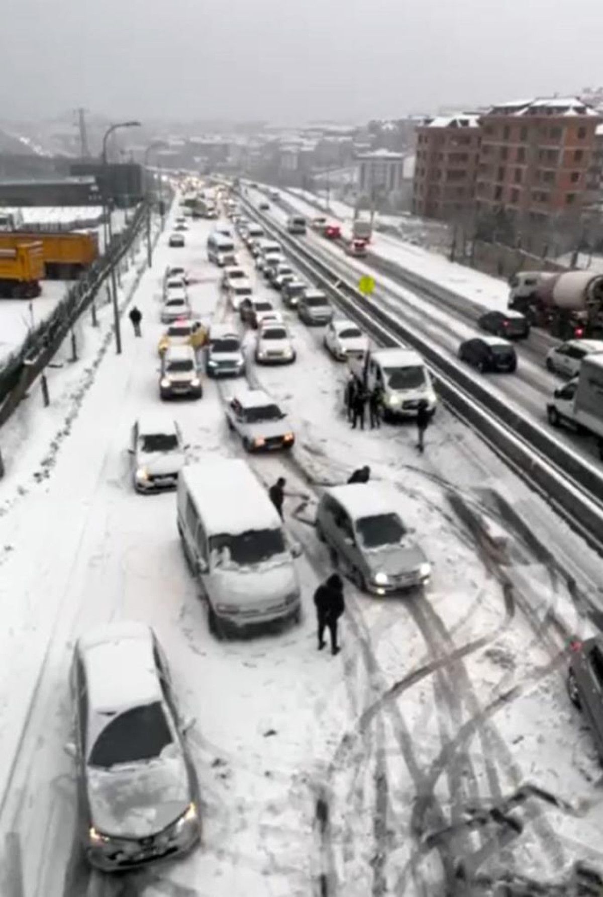 istanbul kara yine hazirliksiz yakalandi araclar yollarda kaldi 3