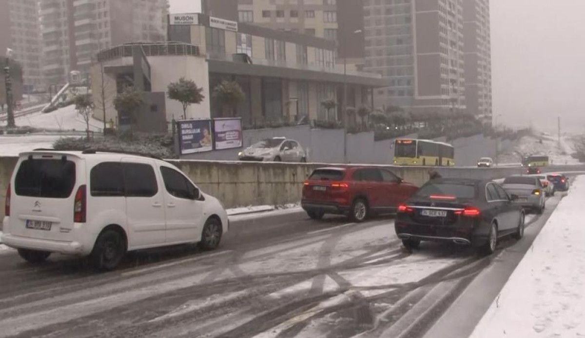 istanbul kara yine hazirliksiz yakalandi araclar yollarda kaldi 6 kqNcK9sc