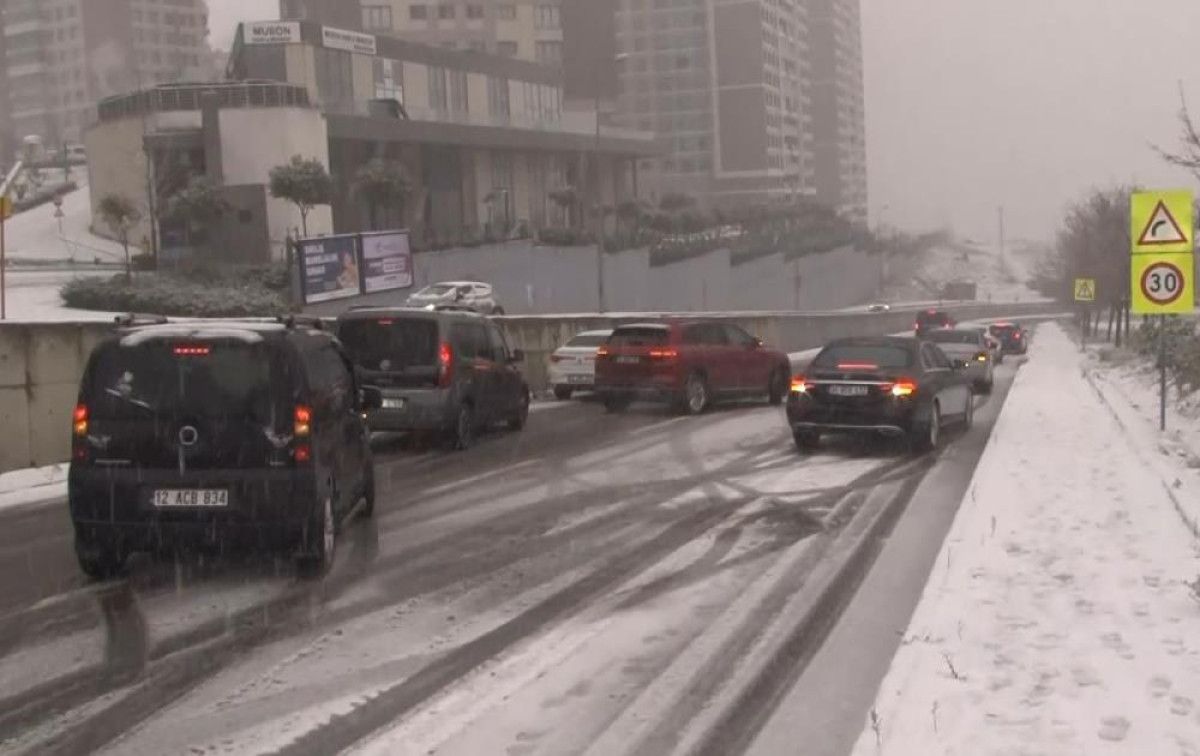 istanbul kara yine hazirliksiz yakalandi araclar yollarda kaldi 7 W45MvFmj