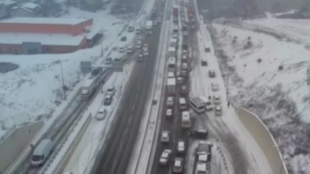 istanbul kara yine hazirliksiz yakalandi araclar yollarda kaldi sUDKC9Qk