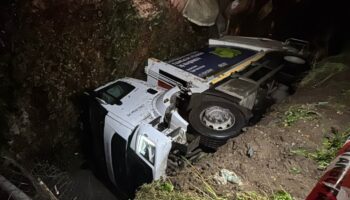 istanbul uskudarda cop kamyonu dereye uctu reQhwclP