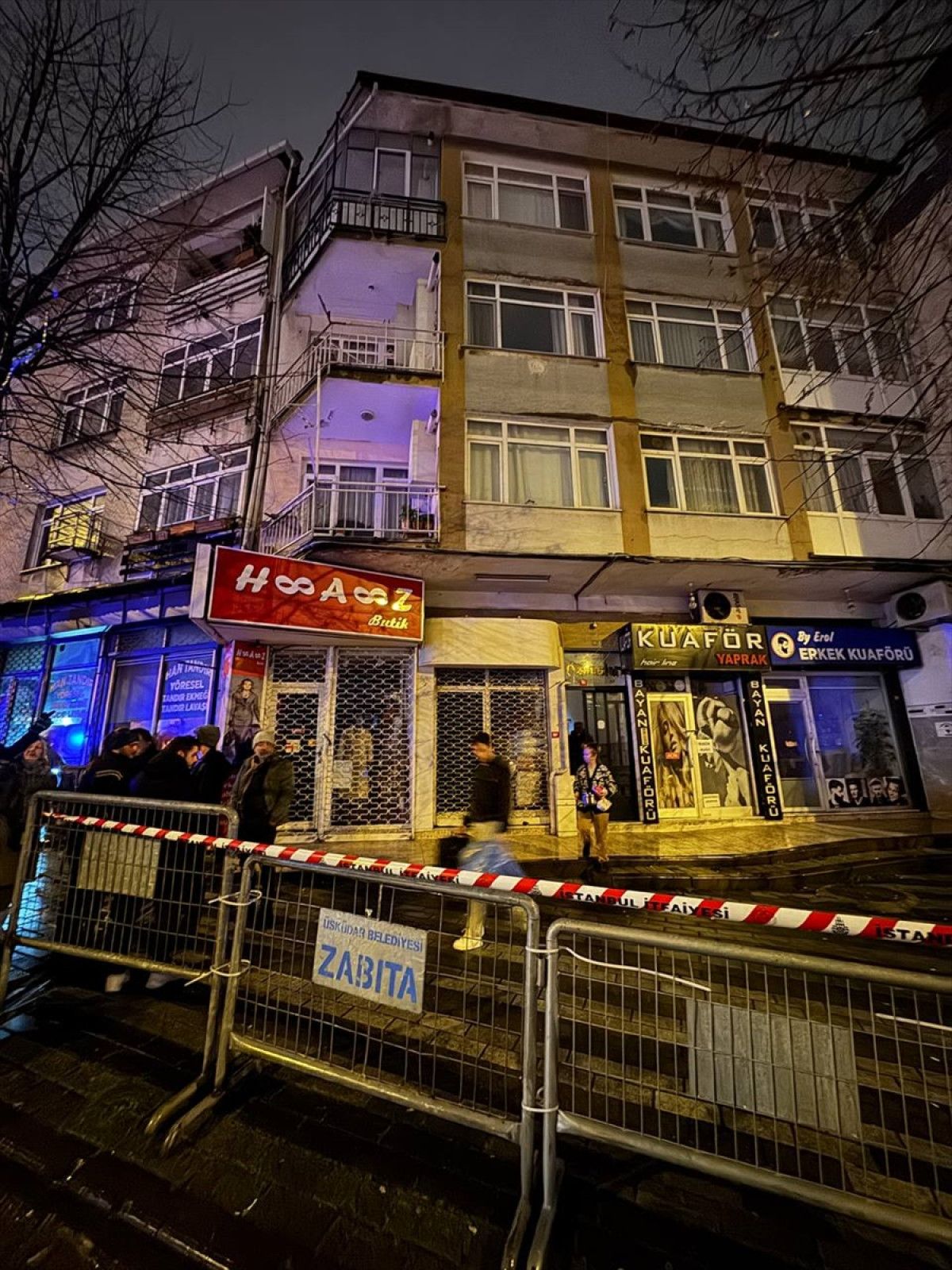 istanbul uskudarda istinat duvarinin yan yatmasi nedeniyle 2 bina bosaltildi 1 1ZlJeVKR