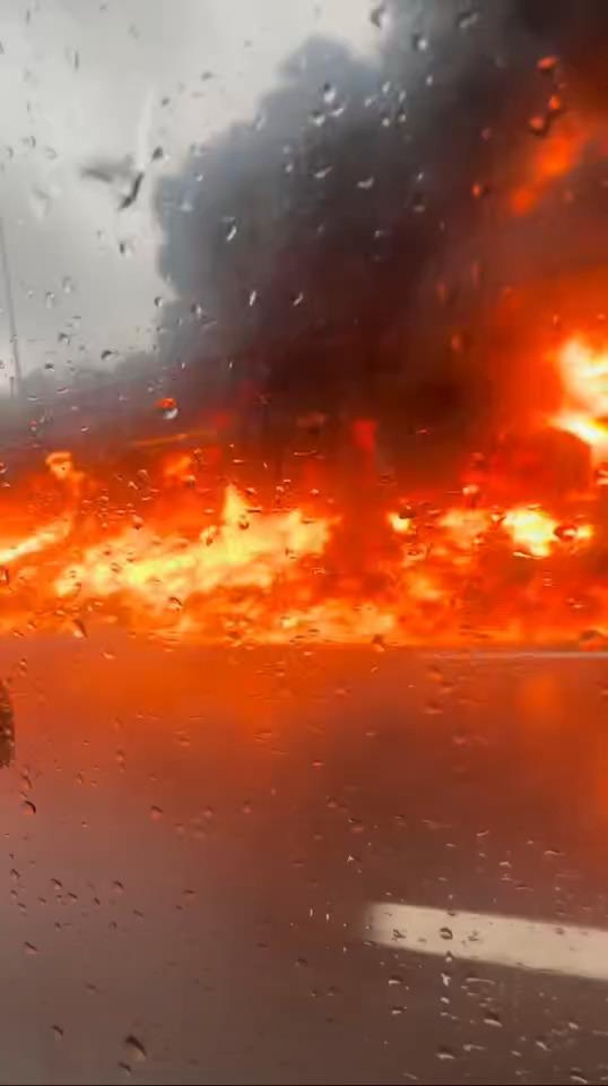 istanbul yavuz sultan selim koprusunde tir yangini 0 SlibJ5e9