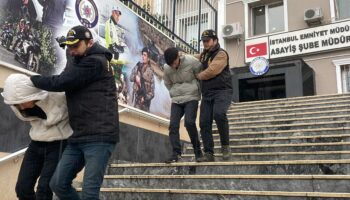 istanbulda anahtari uzerinde birakip hava almaya cikan kisinin arabasi calindi 5nnlUBpA