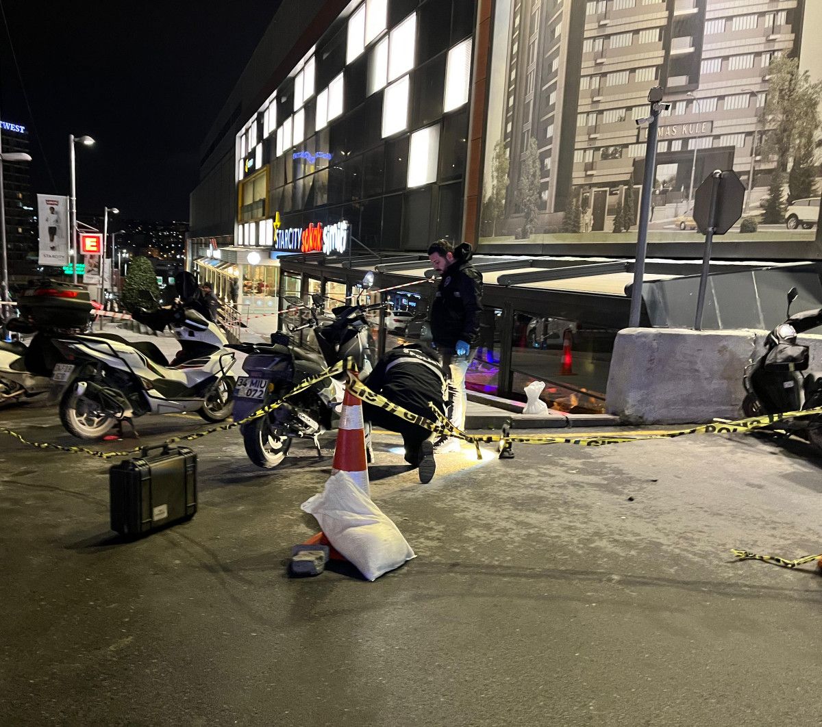 İstanbul'da AVM önünde silahlı saldırıya uğradı 1 istanbulda avm onunde silahli saldiriya ugradi 0
