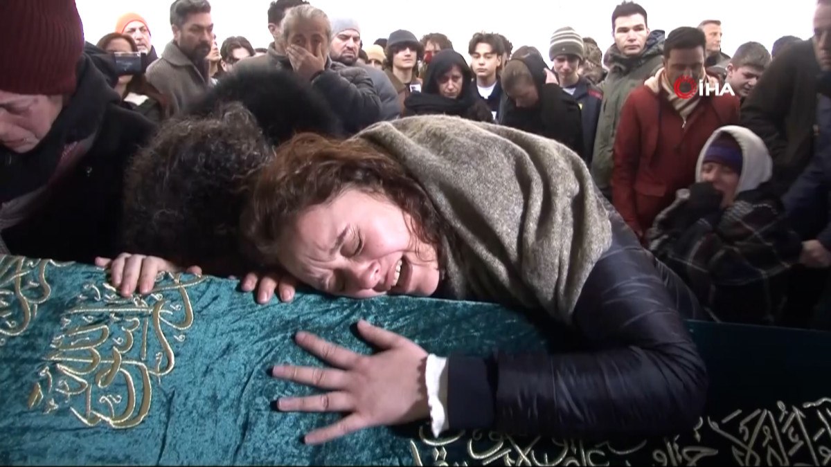 istanbulda bicaklanarak oldurulen italyan sefin oglu son yolculuguna ugurlandi 1 PTnKqscw