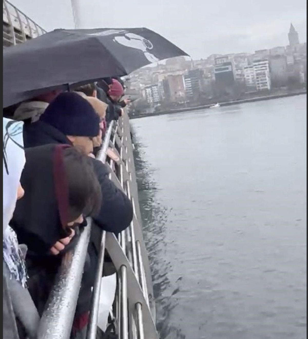 istanbulda denize dusen kadinin yardimina balikcilar kostu 0 YU1gYrOb