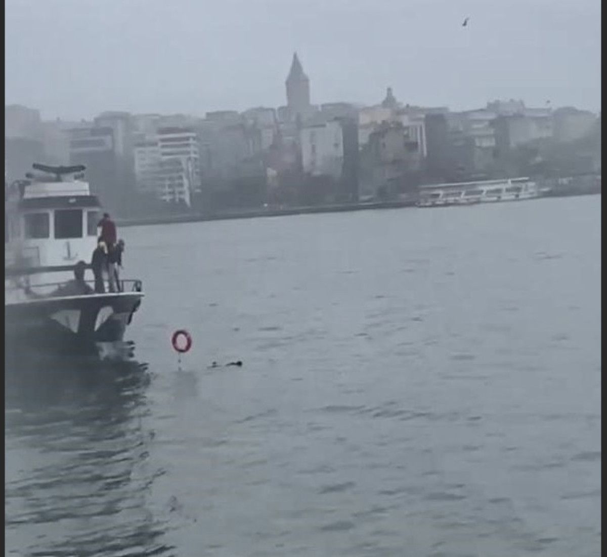 istanbulda denize dusen kadinin yardimina balikcilar kostu 2 OIIzVUZO