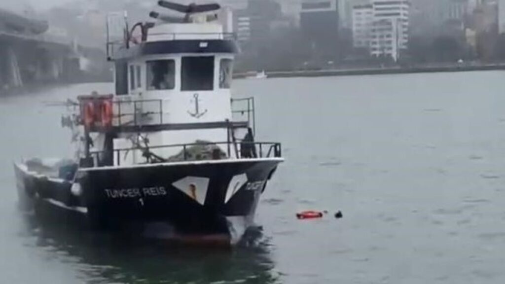 istanbulda denize dusen kadinin yardimina balikcilar kostu nreEzGA1