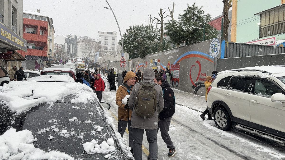istanbulda egitime ara ogrenciler tatili kar topu savasiyla kutladi 2 9FKw65jM