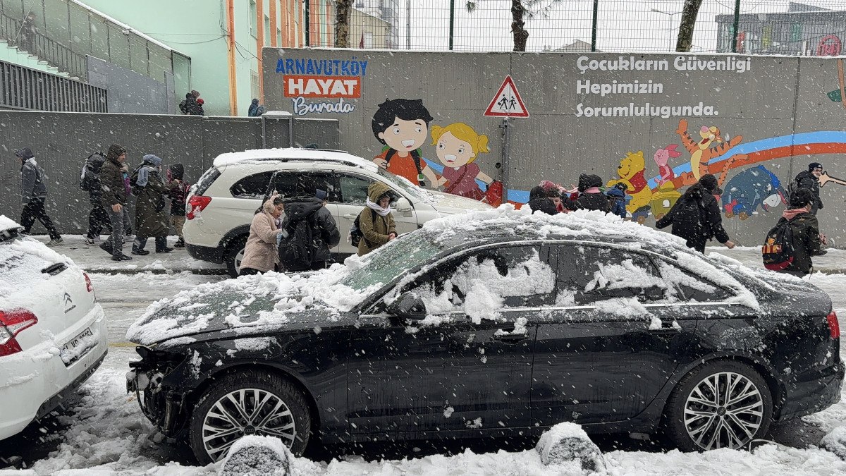 istanbulda egitime ara ogrenciler tatili kar topu savasiyla kutladi 3 DJ5HRebU