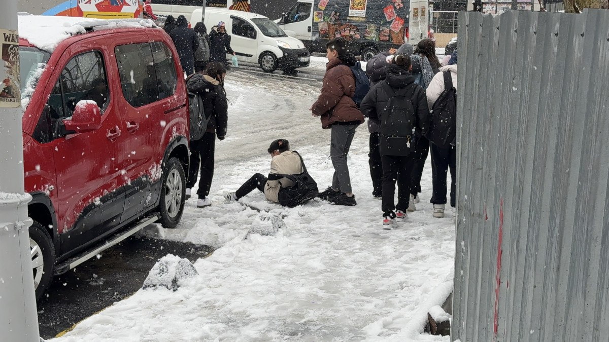 istanbulda egitime ara ogrenciler tatili kar topu savasiyla kutladi 4 Sym27t9H